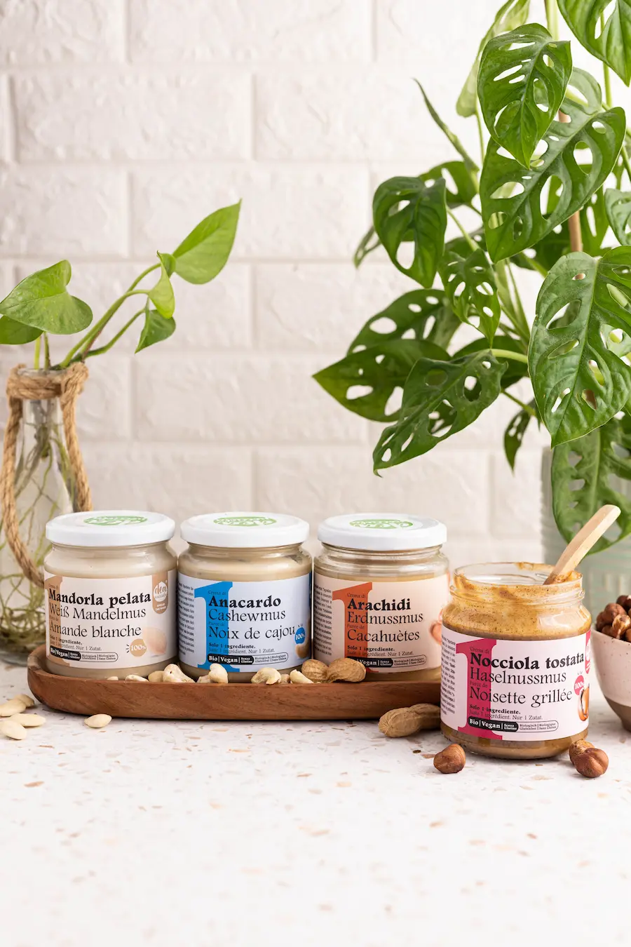 Deanocciola Benefit SRL Deanocciola jars of spreads with roasted hazelnut, peanut, cashew, and blanched almond flavors